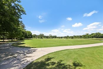 Walking distance to bobby jones golf course